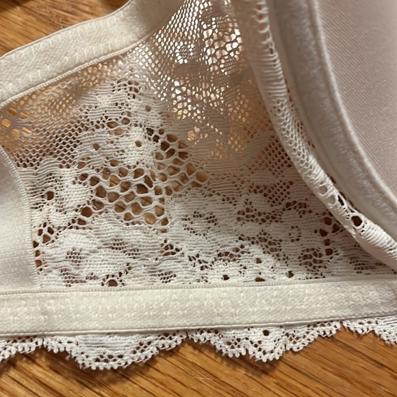 Wacoal white slightly padded bra- size 36DD- underwire - Picture 4 of 6